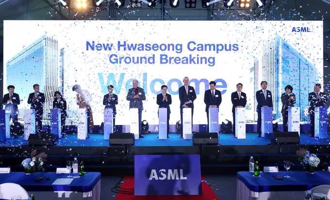 16일 오전 경기도 화성시 송동에서 열린 ASML 화성 반도체클러스터 착공식에서 김동연 경기도지사와 정명근 화성시장, 피터 베닝크 ASML CEO 등 주요 참석자들이 착공 버튼 세리머니를 하며 기념촬영을 하고 있다.(왼쪽 네 번째부터 요아나 도너바르트 주한네덜란드대사, 이원욱 국회의원, 마틴 반덴브링크 ASML CTO, 김동연 경기도지사, 피터 베닝크 ASML CEO, 정명근 화성시장, 정종영 산업통상자원부 투자정책관.) (사진=경기도)