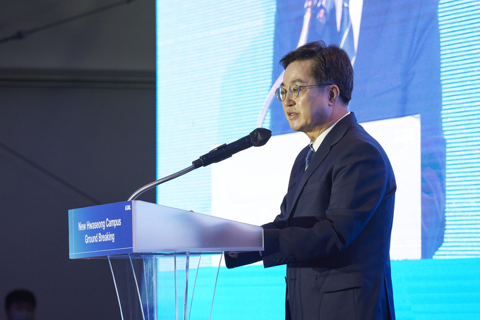 16일 오전 경기도 화성시 송동에서 열린 ASML 화성 반도체클러스터 착공식에서 김동연 경기도지사가 축사를 하고 있다.(사진=경기도)