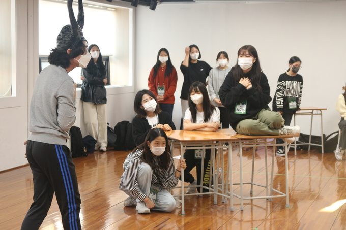 지난 10월 청소년들이 부평아트센터에서 뮤지컬 연습을 하고 있다. ( 사진 = 부평구 제공 ) 