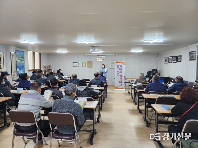 남양주보건소 치매안심센터는 지난 15일부터 이틀간 치매 사각 지대 어르신들을 대상으로 치매 검사 첫 단계인 인지선별검사를 실시하고 조기 치매검진의 중요성을 홍보했다. 사진은 대한노인회 남양주시지회 진건읍분회 회원들을 대상으로 실시한 치매 조기 검진 홍보교육. (사진=남양주시 제공)
