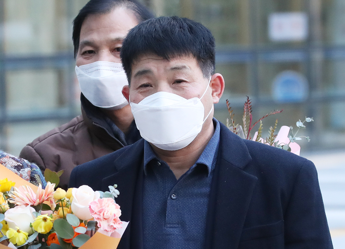 2020년 12월 17일 오후 경기도 수원시 영통구 수원지방법원에서 열린 이춘재 연쇄살인 8차 사건 재심 선고공판에서 재심 청구인 윤성여 씨가 무죄를 선고받고 법원 청사를 나와 소감을 말하는 모습. (사진=연합뉴스)
