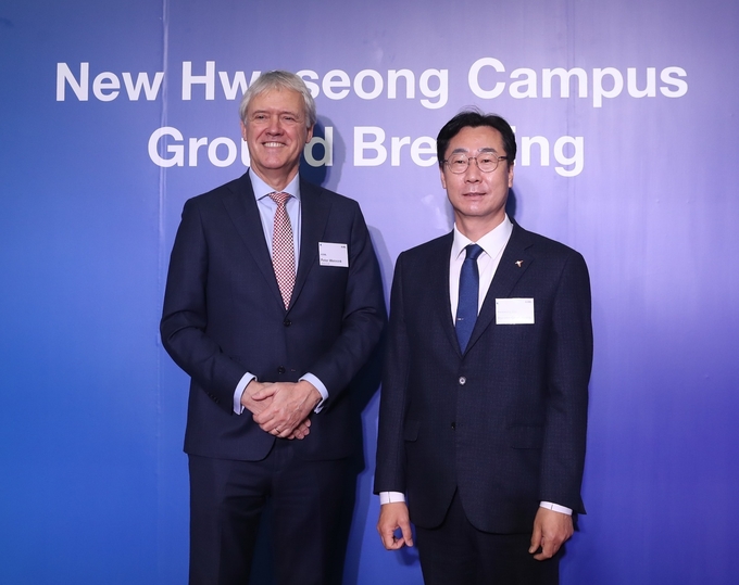 16일 화성 동탄2신도시에서 열린 ‘ASML 화성 NEW CAMPUS’ 기공식에서 정명근 화성시장(오른쪽)과 피터 베닝크 ASML 최고경영자(CEO)가 함께 기념촬영을 하고 있다.(사진=화성시 제공)