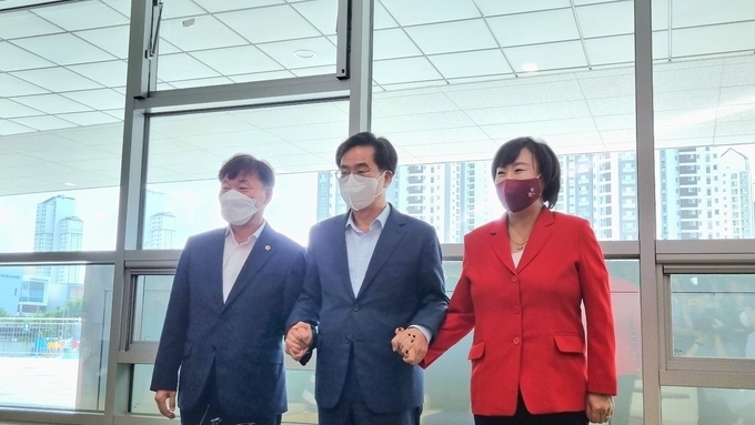 김동연 경기도지사(가운데), 남종섭(용인3) 더불어민주당 대표의원(왼쪽), 곽미숙(고양6) 국민의힘 대표의원(오른쪽). (사진=허수빈 기자)