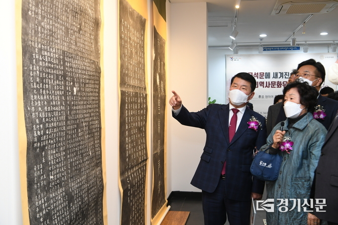구리문화원이 마련한 '금석문에 새겨진 구리역사문화유산전' 오는 18일까지 문화원 전시실에서 개최되고 있다. 사진은 백경현 구리시장이 관계자들과 전시물을 관람하고 있다.(사진=구리시 제공) 