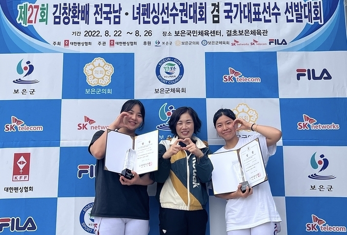 이명희 경기도청 펜싱팀 코치가 대한펜싱협회 여자 대표팀 감독으로 선임됐다. 사진은 지난 8월 충북 보은군 결초보은체육관에서 열린 제27회 김창환배 전국남녀펜싱선수권대회 겸 국가대표선수 설발대회 여자부 에뼤 개인전에서 1, 2위에 입상한 소속팀 임주미(오른쪽), 정지윤(왼쪽)과 기념사진을 찍는 이명희 코치의 모습. (사진=경기신문DB)