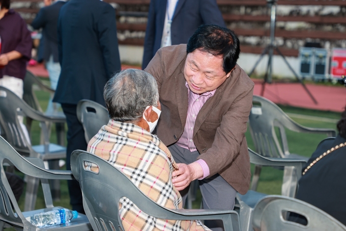 주광덕 시장이 어르신과 대화를 나누고 있다.(사진=남양주시 제공)