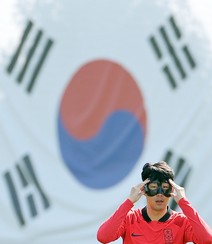 한국 축구대표팀 ‘캡틴’ 손흥민이 ESPN 선정 ‘2022 카타르 월드컵 최고의 선수 톱 50’ 순위에서 13위에 이름을 올렸다. 안면보호대를 착용하고 훈련중인 손흥민의 모습. (사진=연합뉴스)