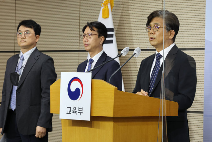  박윤봉 대학수학능력시험출제위원장이 17일 2023학년도 대학수학능력시험 출제방향을 설명하고 있다. (사진=연합뉴스 제공)
