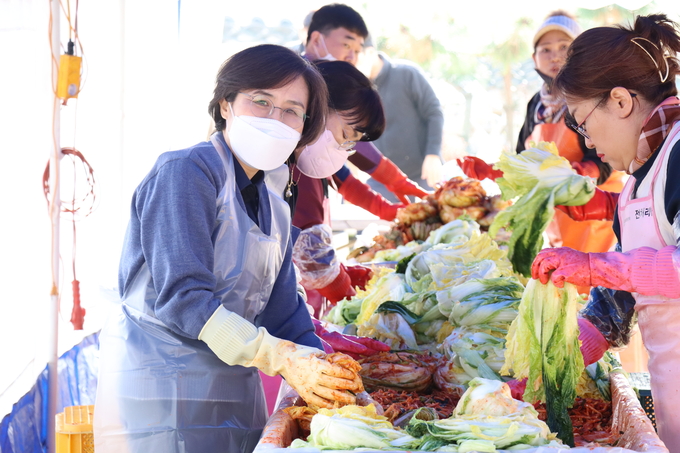 16일 서호영 수원구치소장이 룸비니 쉼터에서 사람의 김장나눔 행사에 참석하고 있다. (사진=수원구치소 제공)