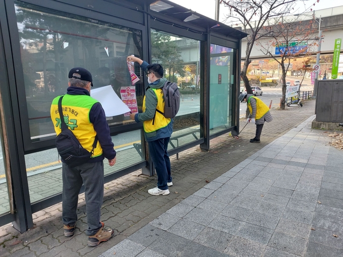 용인특례시 기흥구가 희망드림 일자리사업과 연계, 시민 생활불편을 해결하기 위해 운영 중인 바로바로 기동대'의 발빠른 활동이 눈길을 끌고 있다.(사진=용인시 제공)
