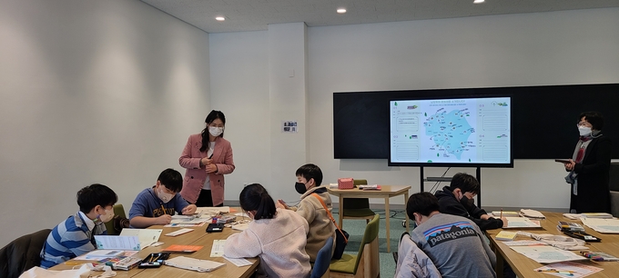 2022 경기 방과후 마을학교‘남양주 역사학교 2기’가 지난 5일 토요일 이석영뉴미디어도서관에서 시작됐다.(사진=구리남양주교육지원청 제공)