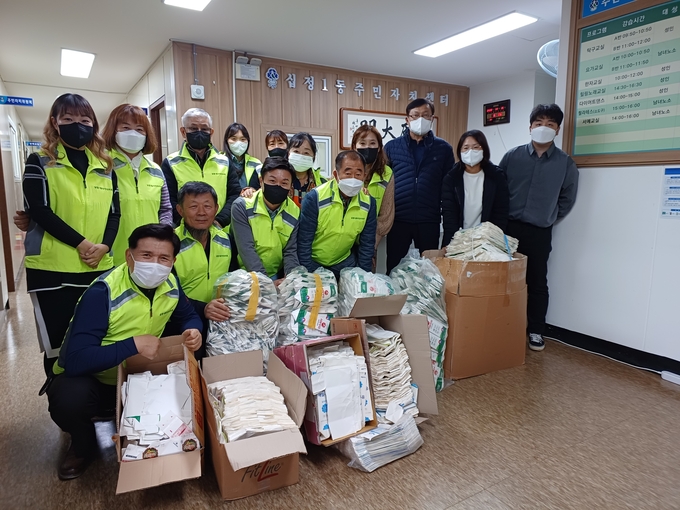 인천 부평구 십정1동 주민자치회가 지난 15일 십정1동주민자치센터에서 수거한 우유팩과 함께 사진을 찍고 있다. ( 사진 = 부평구 제공 )