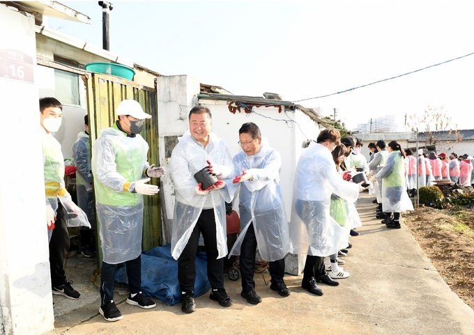 김경일 파주시장은 17일 금촌3동 새말에서 (사)파주시 자원봉사센터와 함께 ‘사랑愛 연탄나눔’ 활동에 참여했다.(사진=파주시 제공)