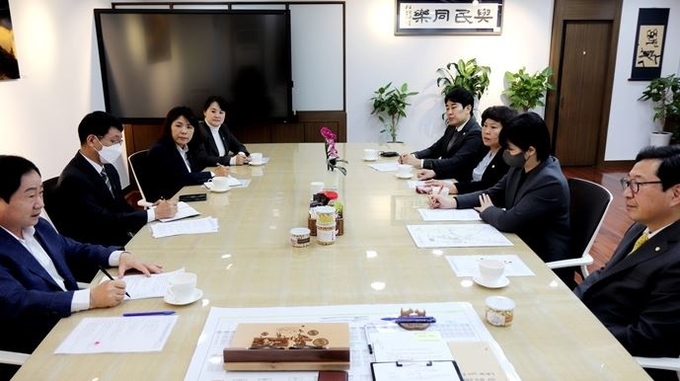 김한정 의원이 17일 남양주시청사에서 주광덕 남양주시장과 지역 현안을 논의했다.(사진=김한정 의원실 제공)