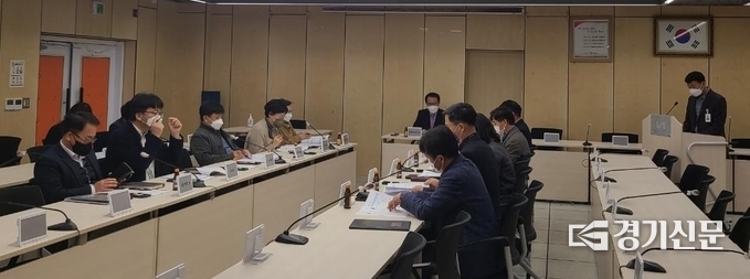 구리시는 지난 16일 지방재정 확충과 세수증대를 위해 올 하반기 지방세외수입 징수대책 보고회를 개최하고 세외 수입 향상을 위한 대책을 논의했다. 이날 보고회를 통해 구리시는 모든 부서에서 각별한 관심을 가지고 징수율 향상을 위해 노력하기로 했다.(사진=구리시 제공)