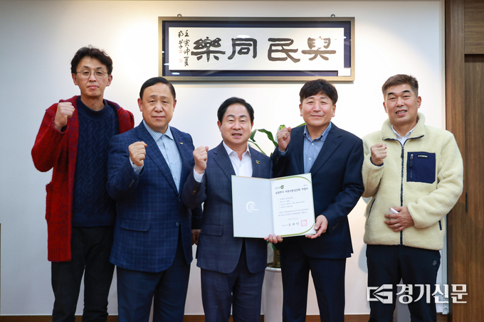 남양주시가 지역 상권 활성화를 위해 전국에서 처음 시행하는 '이웃사촌상인회’의 첫 지정 단체로 수동면 물골안상인회가 선정됐다. 물골안상인회 관계자들이 '이웃사촌상인회' 지정서를 받고 주광덕 남양주시장(사진 가운데)과 기념촬영을 하고 있다.(사진=남양주시 제공)