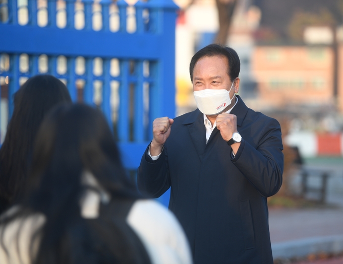 이권재 오산시장은 지난 17일 아침 오산고를 방문해 2023학년도 수능생들에게 화이팅 응원을 보내고 있다(사진=오산시 제공)
