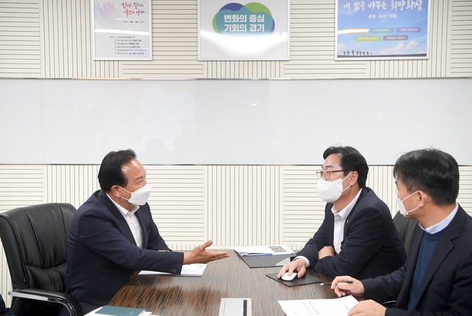 이권재 오산시장이 지난 16일 정명근 화성시장을 만나 도로교통망 개선 협의하고 있다.(사진= 오산시 제공)
