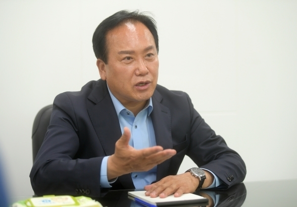 이권재 오산시장이 풍농물류센터는 민선7기 오산시 민주당 정부가 저지른 정치 쇼에 불과하다고 비난하고, 교통지옥이라는 오명을 벗어날 최선의 개선방향을 강구하겠다는 입장을 내놓았다.(사진=오산시 제공)