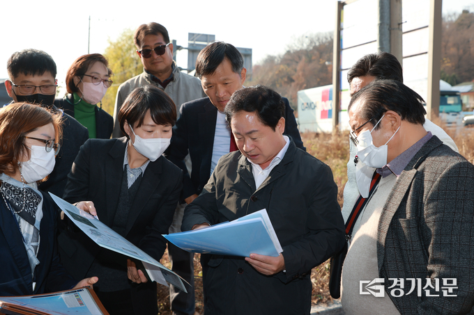 주광덕 남양주시장과 김현택 구리시의회 의장 등 관계자들이 덕소재정비촉진지구와 삼패IC 사이의 연결 현장을 둘러보고 있다.(사진=남양주시 제공)