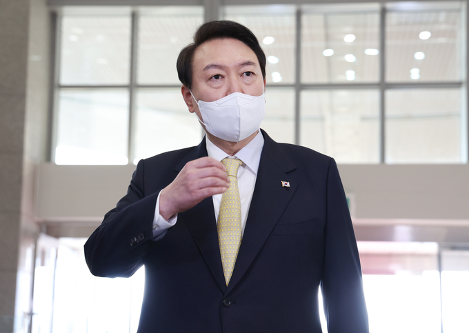 윤석열 대통령이 18일 오전 서울 용산 대통령실 청사로 출근, 기자들과 질의응답을 하고 있다. (사진=연합뉴스)