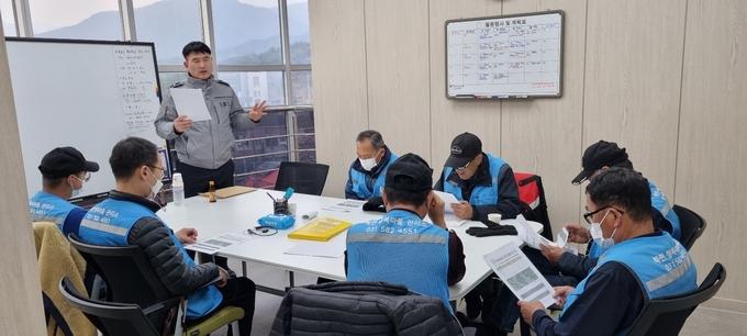 가평경찰서는 지난 15일과 16일 이틀간에 걸쳐 가평읍 등 행복마을 관리소 4곳에서 관계자 45명을 대상으로 매월 실시하는 범죄예방 교육의 일환으로 '수확철 농산물 절도 예방 교육'을 실시했다.(사진=가평경찰서 제공)<br>