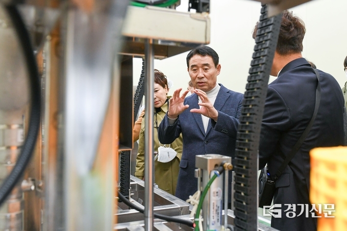 포천시 먹거리 통합지원센터 관계자에게 백영현 포천시장이 질문을 던지고 있다. (사진=포천시 제공)