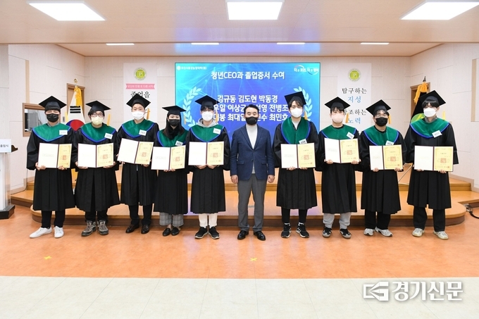 ‘제18기 포천시 환경농업대학’ 졸업생들이 백영현 포천시장과 기념촬영하고 있다. (사진=포천시 제공)