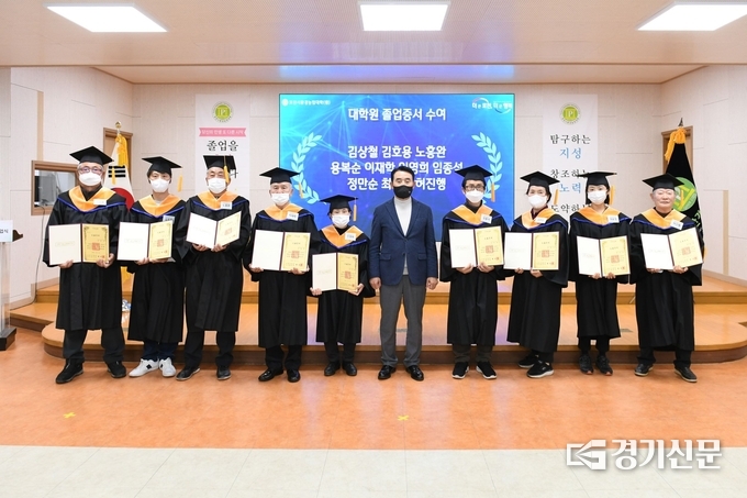 ‘제5기 환경농업대학원’ 졸업생들이 백영현 포천시장과 기념촬영하고 있다. (사진=포천시 제공)