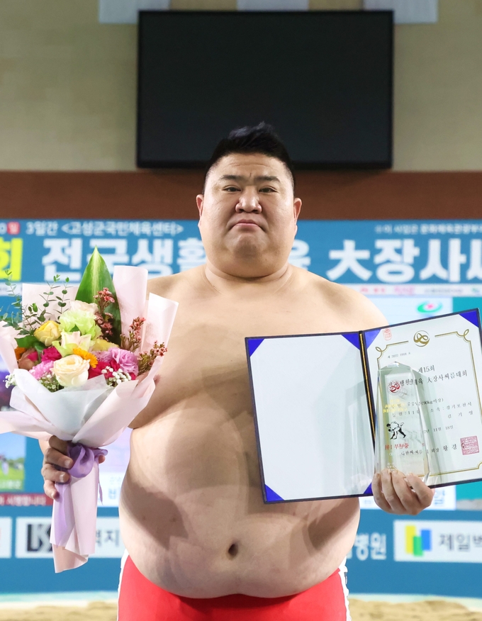 8일 경남 고성군 고성군민센터에서 열린 제15회 전국생활체육 大장사씨름대회 첫날 중년부(+90kg급) 정상에 오르며 생애 첫 우승을 달성한 김기영(포천시)이 기념사진을 찍고 있다. (사진=대한씨름협회 제공)