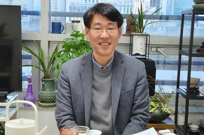 김성준 후보가 자신의 사무실에서 경기신문과 인터뷰를 하고 있다. ( 사진 = 박지현 기자 )