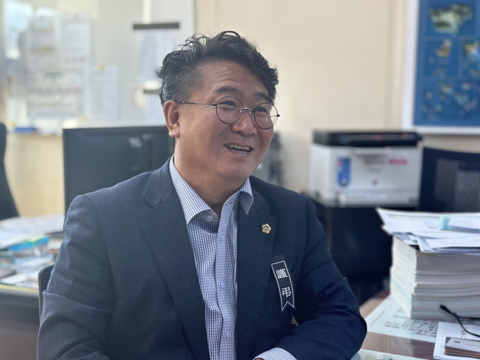 이순학(민주, 서구5) 인천시의원이 경기신문과 인터뷰를 하고 있다. ( 사진 = 조경욱 기자 )