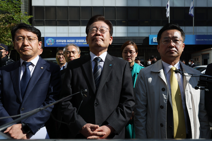 더불어민주당 이재명 대표가 민주연구원에 대한 검찰 압수 수색이 진행 중인 24일 오전 서울 여의도 더불어민주당 중앙당사 앞에서 취재진에게 입장을 밝히던 중 잠시 울먹이며 말을 잇지 못하고 있다. (사진=연합뉴스/자료사진)