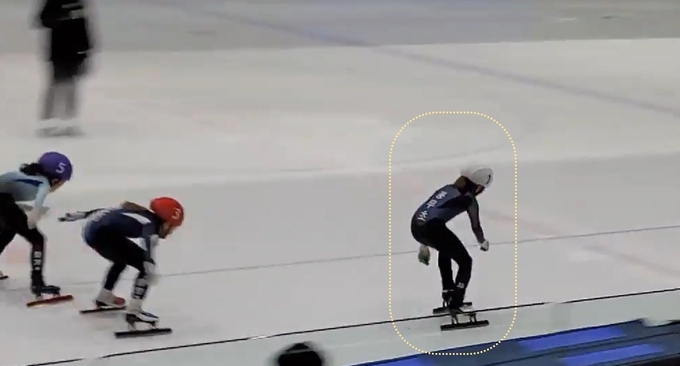 전국남녀 쇼트트랙스피트스케이팅 대회에서 풍무초등학교 4학년 이은채 선수(점선 안)가 1위로 골인하고 있다. (사진=김포교육지원청 제공)