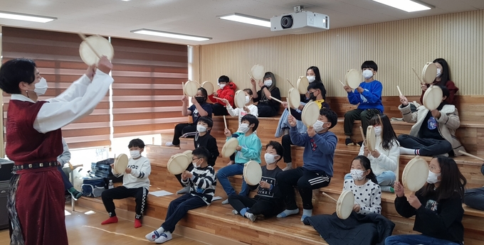  전통 음악을 배우고 있는 여주 송촌초등학교 학생들. (사진=여주송촌초등학교 제공)
