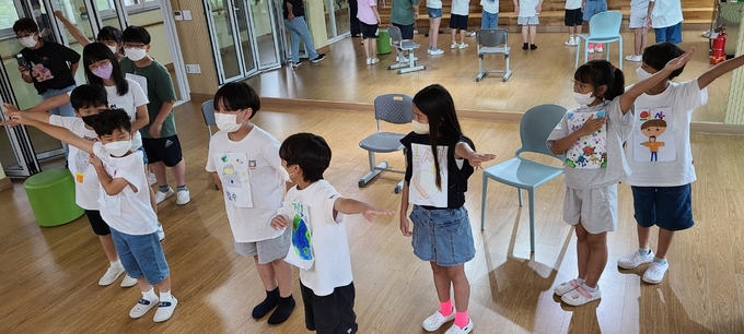  ‘환경오염’을 주제로 연극을 하고 있는 여주송촌초등학교 학생들. (사진=여주송촌초등학교 제공)