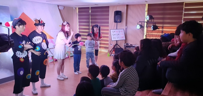  ‘흡연‧음주 예방 교육 뮤지컬 공연’을 마야우 예술실에서 진행됐다. (사진=여주송촌초등학교 제공)