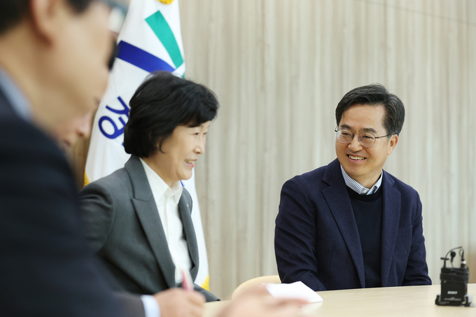 김동연 경기도지사는 지난 18일 경기도청에서 오세희 소상공인연합회장 등 관계자들을 만나 고물가·고금리 등으로 어려움을 겪는 소상공인들의 애로사항을 청취하고 지원 정책 등을 논의했다. (사진=경기도 제공)