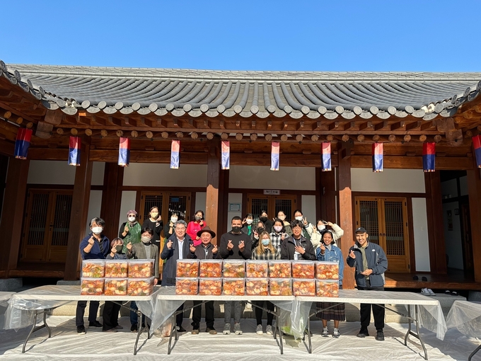 지난 18일 진행된 수원문화재단 김장 나눔 행사. (사진=수원문화재단 제공)