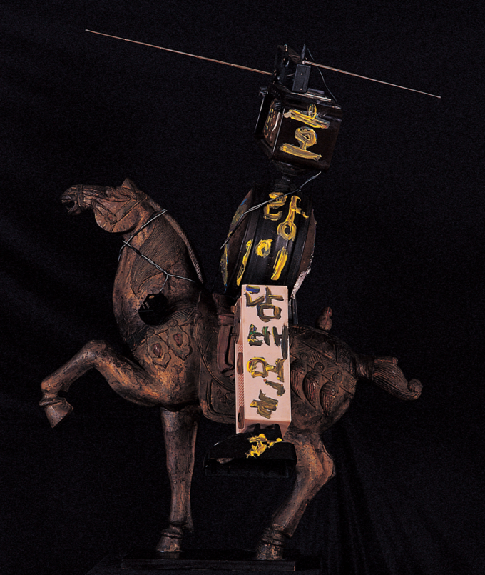 백남준, 김유신, 1992. (사진=국립현대미술관 제공)