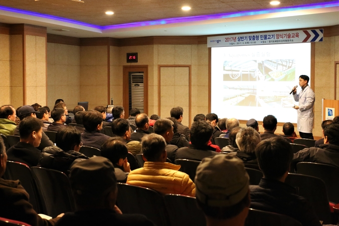 경기도해양수산자원연구소가 맞춤형 양식기술교육을 진행하고 있다. (사진=경기도 제공)