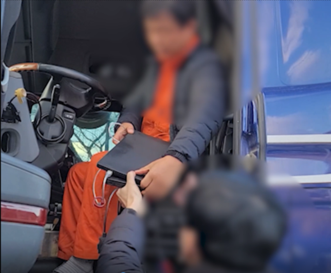  경찰이 차량용 전자제어장치 조작 현장에서 범행도구를 압수하고 있다. (사진=경기남부경찰청 제공)
