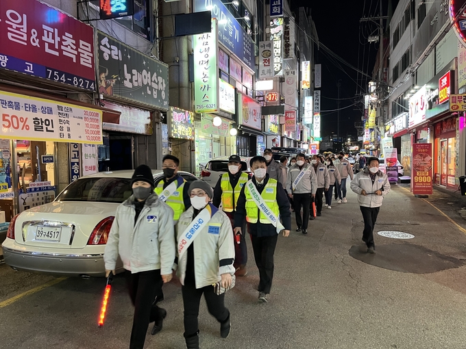 청소년 선도 보호를 위한 합동 순찰이 진행되고 있다. (사진=성남중원경찰서 제공)