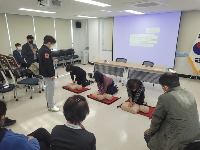 고양특례시 일산동구 마두1동 행정복지센터는 11월 18일 현직 통장들을 대상으로 응급처치교육을 진행했다.(사진=고양시 제공)