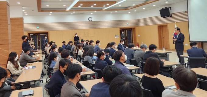 임태희 교육감이 21일 경기도교육청 남부청사에서 열린 2022년 정보화전략계획 최종보고회에 참석해 발언하고 있다. (사진=경기도교육청 제공)