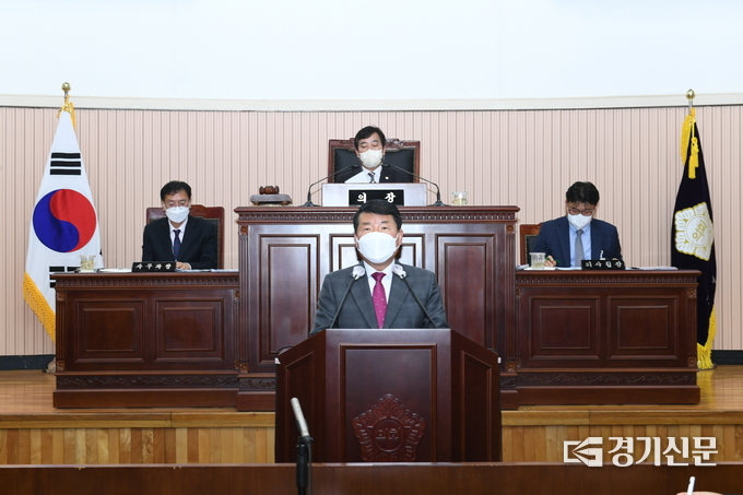백경현 구리시장이 시의회 본회의에서 2023년도 시정 목표를 밝히고 있다.(사진=구리시 제공)