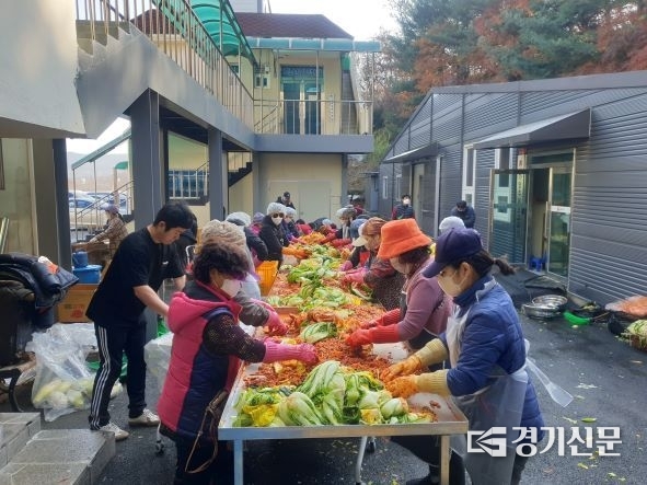 안성시농민단체협의회 회원들이 ‘사랑의 김장’ 행사를 진행하고있다(사진=안성시 제공)