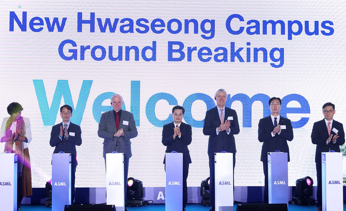 지난 16일 오전 화성시 송동에서 열린 ASML 화성 반도체클러스터 착공식에서 김동연 경기도지사와 정명근 화성시장, 피터 베닝크 ASML CEO 등 주요 참석자들이 착공 버튼 세리머니를 하며 기념촬영을 하고 있다. (왼쪽부터 요아나 도너바르트 주한네덜란드대사, 이원욱 국회의원, 마틴 반덴브링크 ASML CTO, 김동연 경기도지사, 피터 베닝크 ASML CEO, 정명근 화성시장, 정종영 산업통상자원부 투자정책관) (사진=경기도 제공)