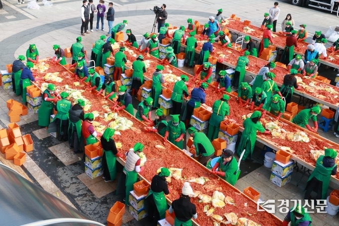구리농수산물공사와 (사)구리농수산물도매시장 사랑나눔단은 지난 17일 ‘사랑의 김장나눔’ 행사를 갖고 직접 담근 김장 4000포기를 어려운 이웃에 전달했다.(사진=구리농수산물공사 제공)