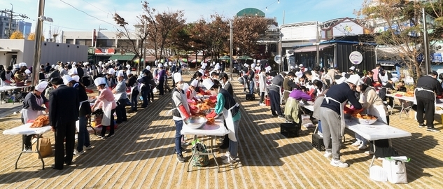 제3회 오산 오색시장 김장 대잔치 행사 장면(사진=오산시 제공)